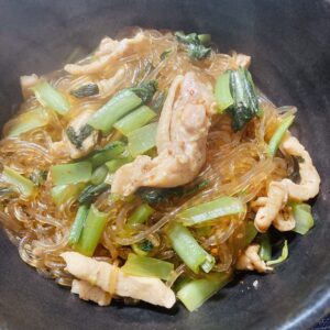 鶏肉と小松菜と春雨の炒め物