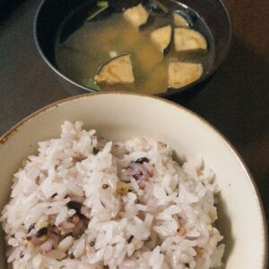 雑穀ご飯とナスの味噌汁
