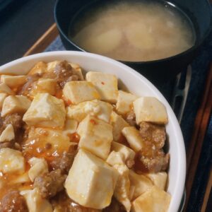 麻婆丼とサツマイモの味噌汁