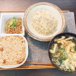 鮭とば炊き込みご飯の朝食