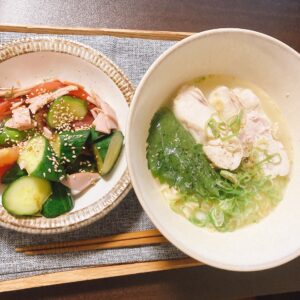 塩ラーメンときゅうりトマトハムの中華風サラダ