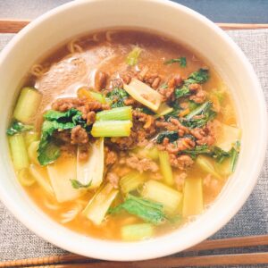 小松菜と肉味噌炒め乗せラーメン