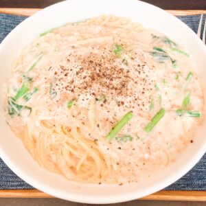 鮭フレークとほうれん草のクリームパスタ