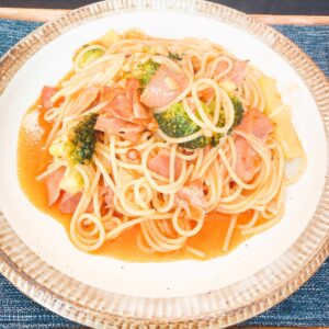 ベーコンとブロッコリーのトマトパスタ