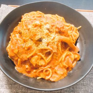 ベーコンとブナシメジのトマトパスタ