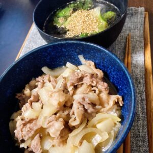 牛丼とサニーレタス中華スープ