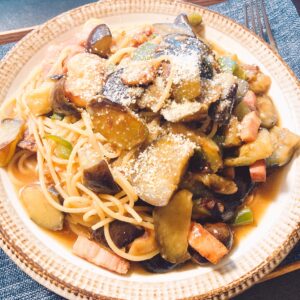 ベーコンとナスとピーマンのパスタ