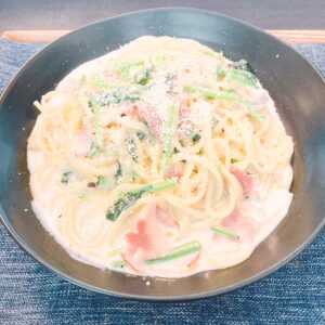 ベーコンとほうれん草のクリームパスタ
