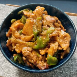 豚小間とピーマンの焼肉丼