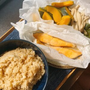 冷凍餃子炊き込みご飯、シャケ切り身、蒸し野菜