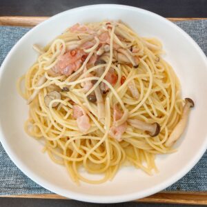 ベーコンとブナシメジのペペロンチーノ