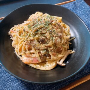 ベーコンとブナシメジのクリームパスタ