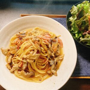 ベーコンとキノコの麺つゆバターパスタ