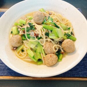 肉団子とブナシメジとチヂミ小松菜のパスタ