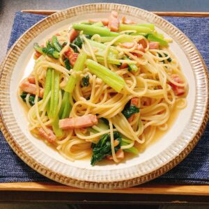 ベーコンと小松菜の麺つゆバターパスタ
