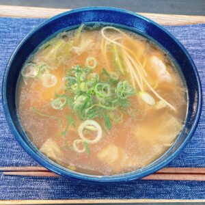 鶏肉とキャベツ入り醤油ラーメン