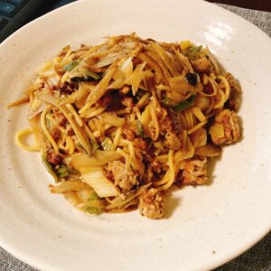 ひき肉とゴボウと長ネギの麺つゆバターパスタ