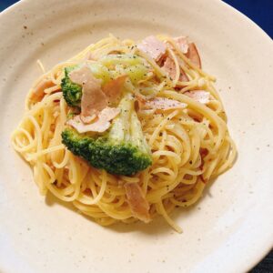 ハムとブロッコリーのペペロンチーノ