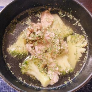 豚肉とブロッコリーのコンソメスープ