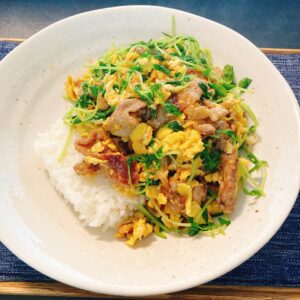 豚肉と玉子と豆苗の炒め物