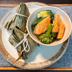 中華ちまき、鮭とブロッコリー蒸し