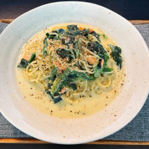 鮭とほうれん草のクリームパスタ