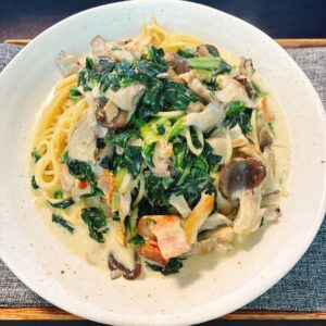 ベーコン、あわびたけ、ほうれん草のクリームパスタ