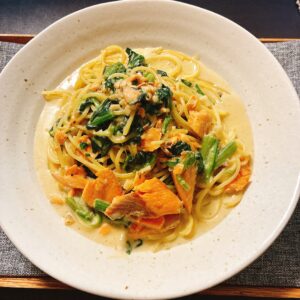 鮭とほうれん草のクリームパスタ