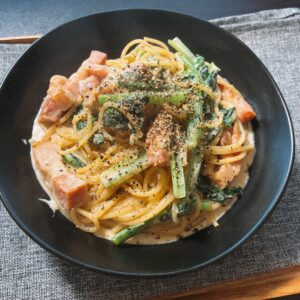 ベーコンと小松菜のワンパン和風クリームパスタ