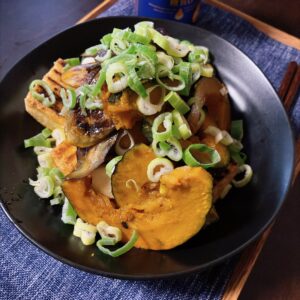 焼いた厚揚げにカボチャとナスの揚げ浸しを載せたもの