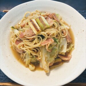 ベーコンとキャベツと焼き長ネギの麺つゆバターパスタ