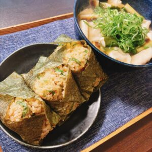 大葉とおかかのまぜごはんおにぎり、餃子入り具沢山味噌汁