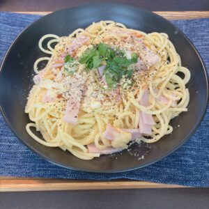 ハムと粉チーズのパスタ