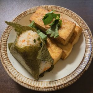 おにぎりと厚揚げ