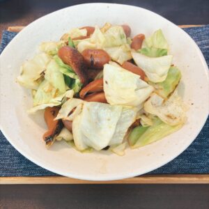 ウインナーとキャベツのコンソメバターしょうゆ炒め