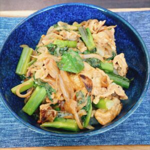 豚コマと青菜のオイマヨ炒め丼