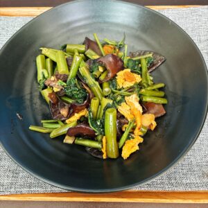 キクラゲと空芯菜の炒め物